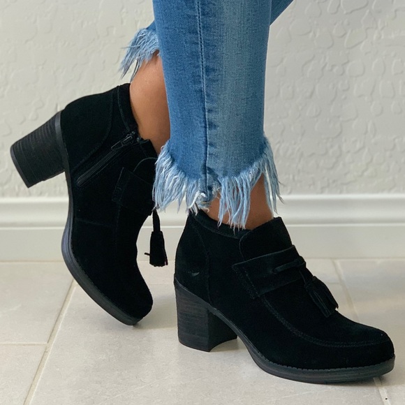 Urban Outfitters Shoes - NIB Stylish Genuine Suede Tassels Shootie